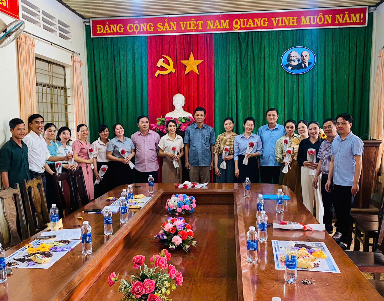 Công đoàn xã Ea Wy tổ chức toạ đàm nhân Ngày Phụ nữ Việt Nam 20/10