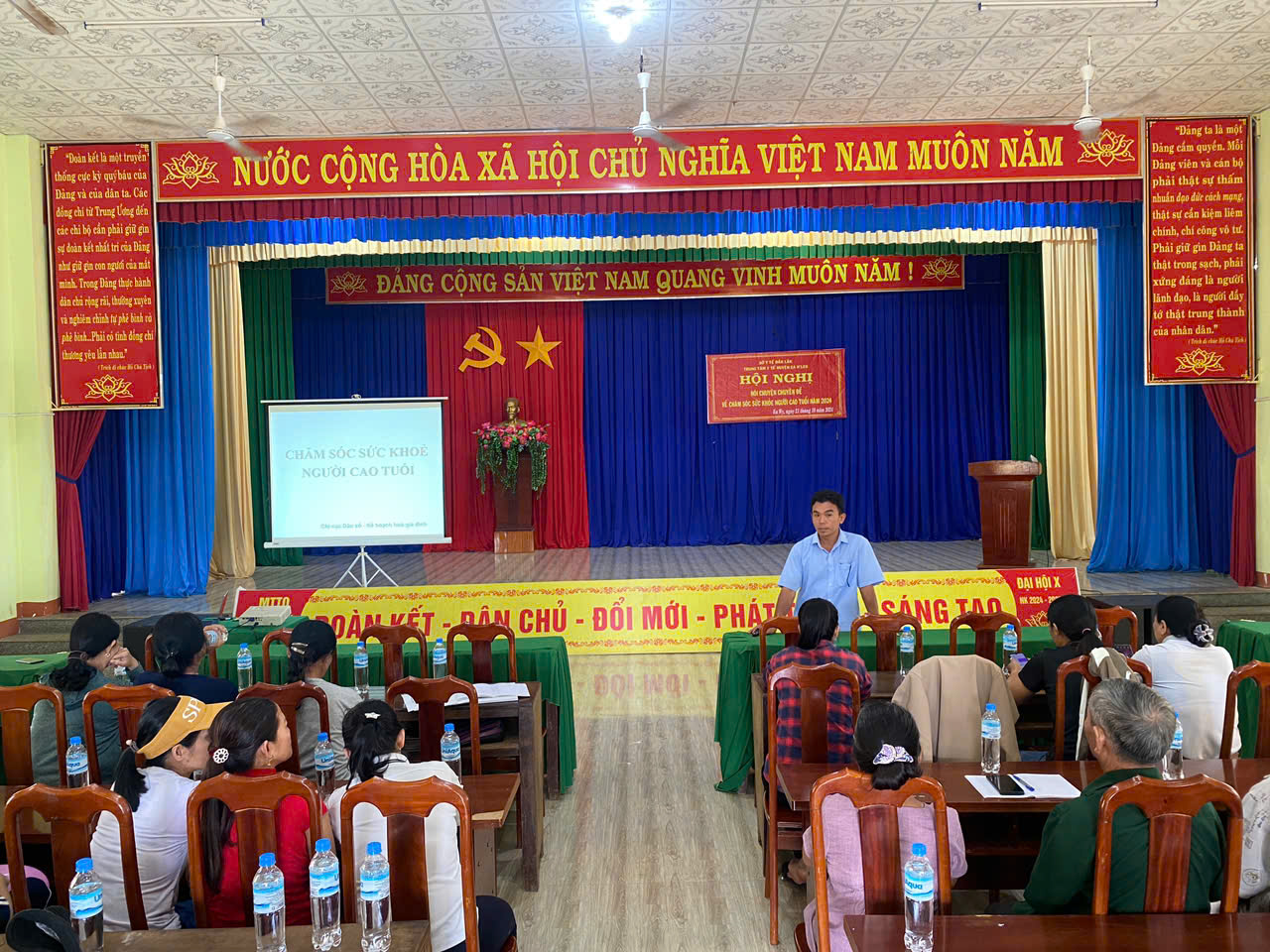 Hội nghị nói chuyện chuyên đề Chăm sóc sức khỏe cho người cao tuổi xã Ea Wy năm 2024