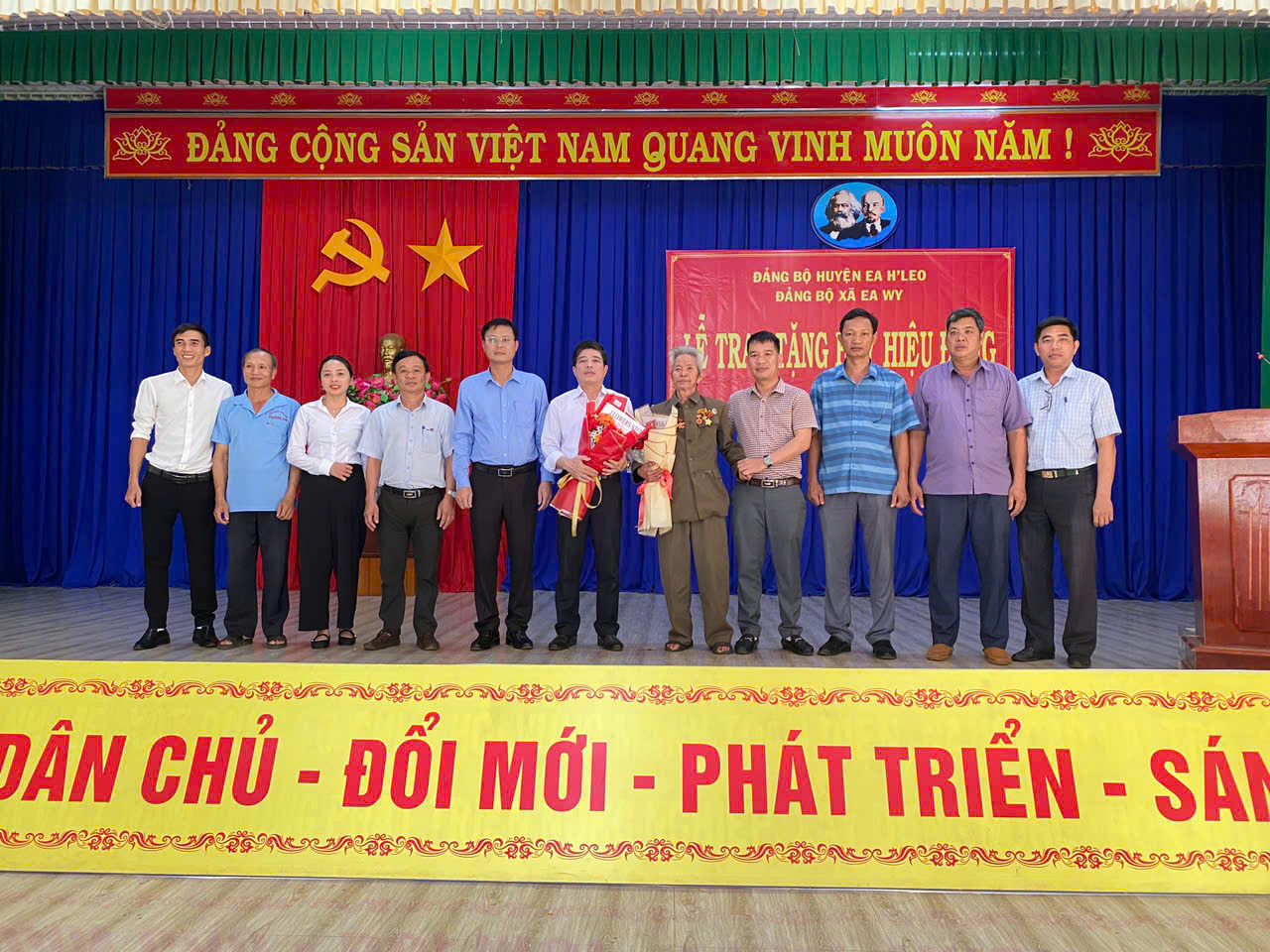 Lễ trao tặng Huy hiệu Đảng đợt 07/11/2024 tại xã Ea Wy