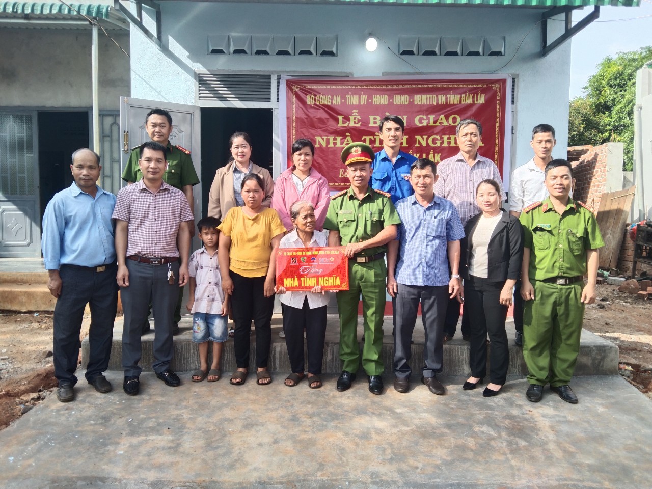 Tổ  chức Lễ bàn giao nhà cho hộ nghèo, khó khăn về nhà ở, gia đình chính sách, đồng bào dân tộc thiểu số trên địa bàn xã Ea Wy