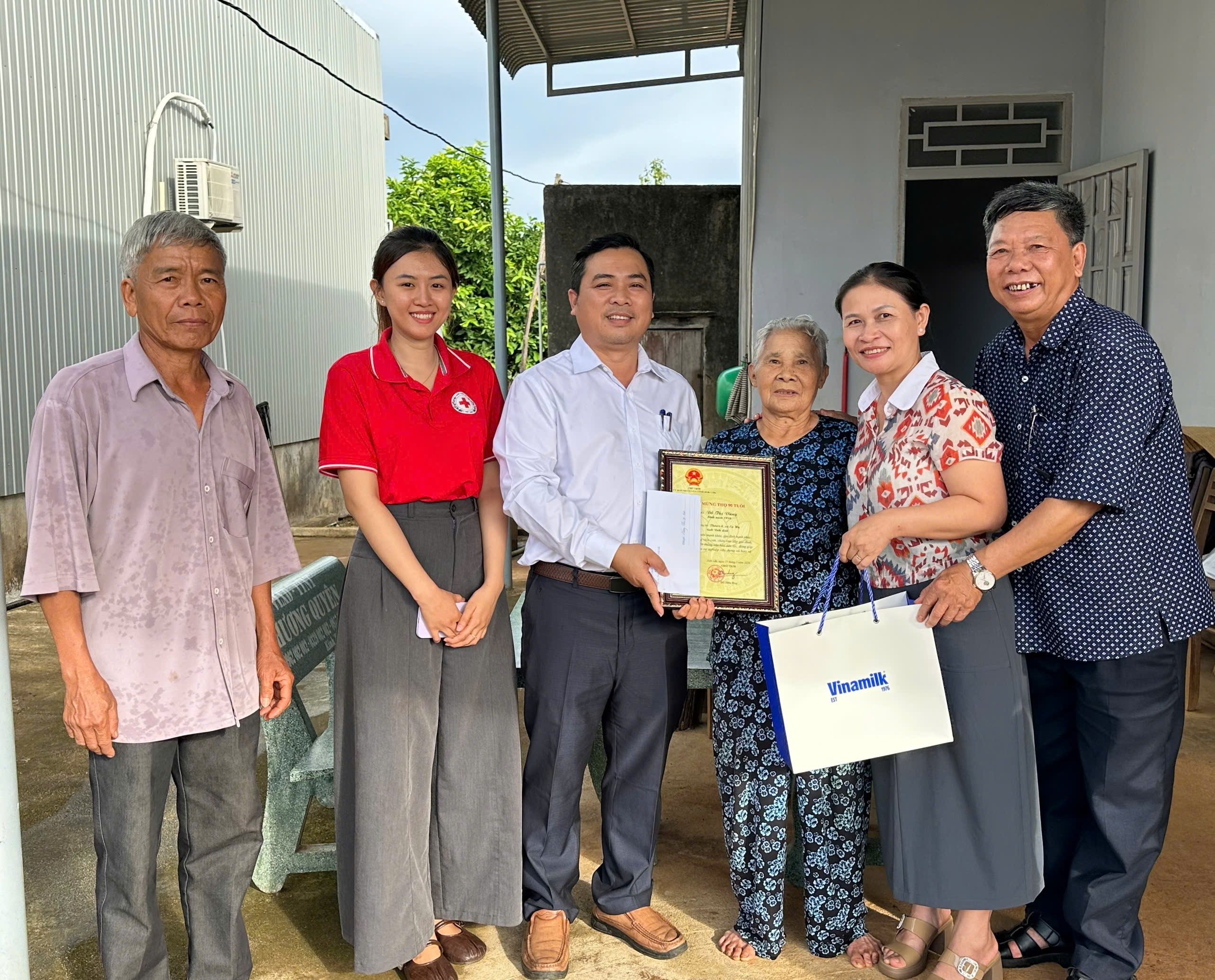Xã Ea Wy: Tổ chức thăm hỏi, tặng quà và chúc thọ người cao tuổi tròn 90 và 100 tuổi nhân Ngày Người cao tuổi Việt Nam