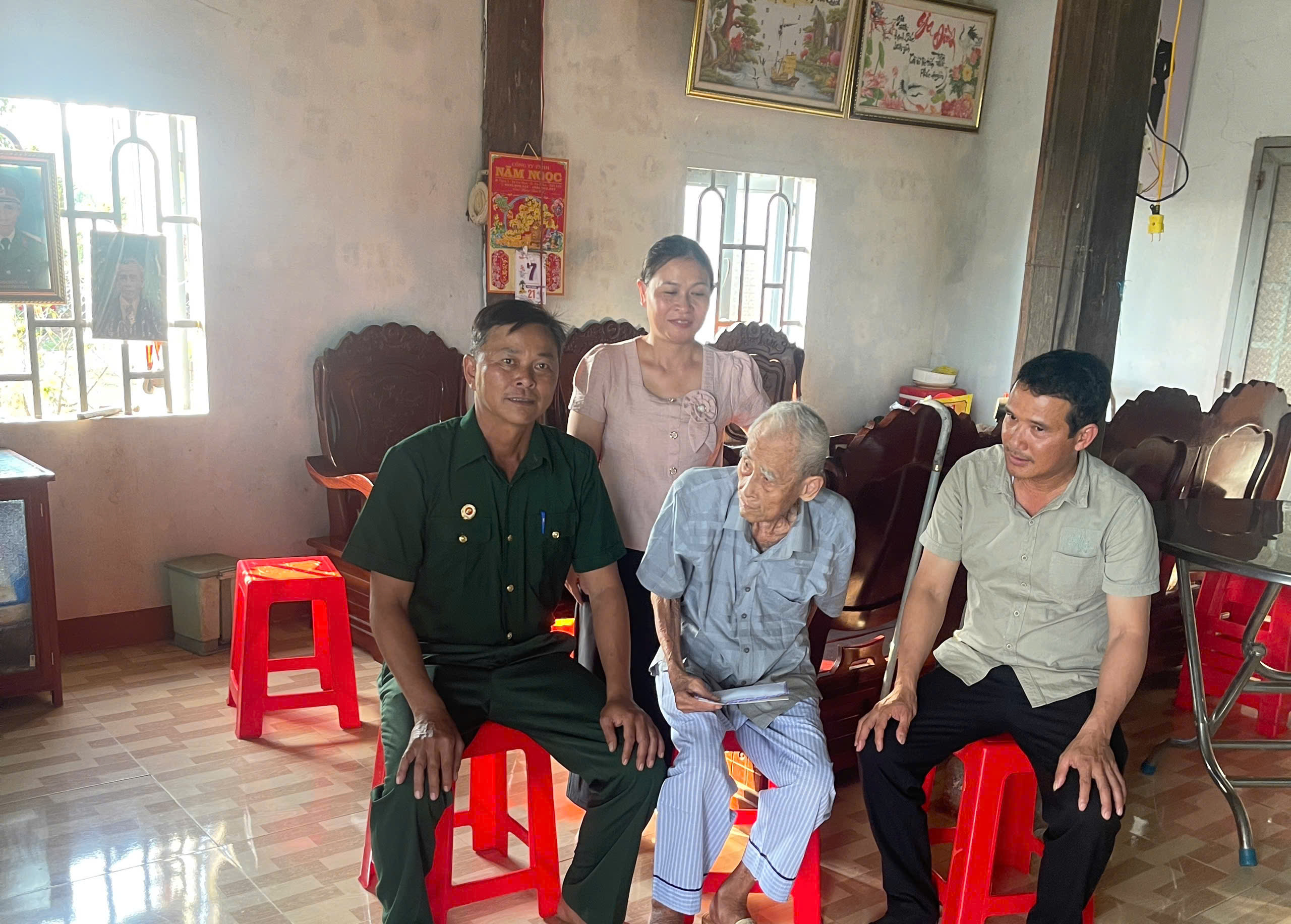 Hội Cựu chiến binh xã Ea Wy tổ chức thăm, tặng quà tri ân cựu chiến binh tham gia kháng chiến chống thực dân Pháp trên địa bàn xã