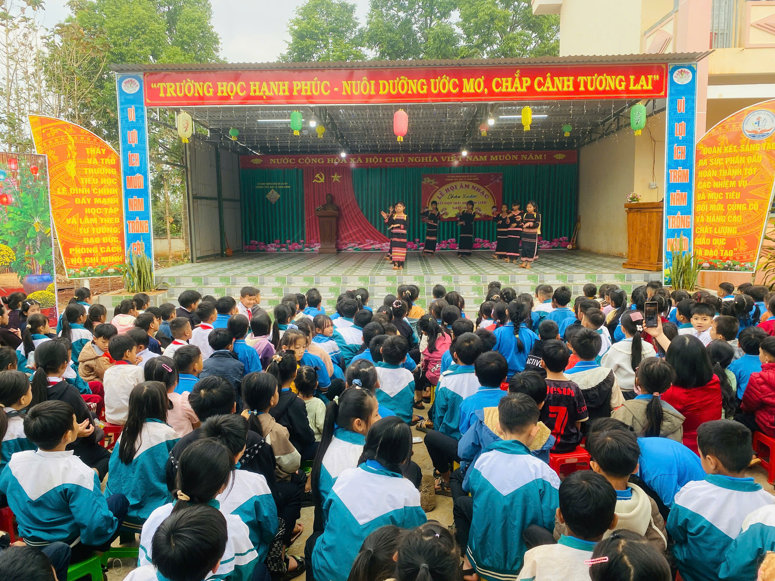 TRƯỜNG TIỂU HỌC LÊ ĐÌNH CHINH TỔ CHỨC HỘI THI TRƯNG BÀY SẢN PHẨM STEM KẾT HỢP LỄ HỘI ÂM NHẠC – CHỢ XUÂN NĂM HỌC 2025–2026