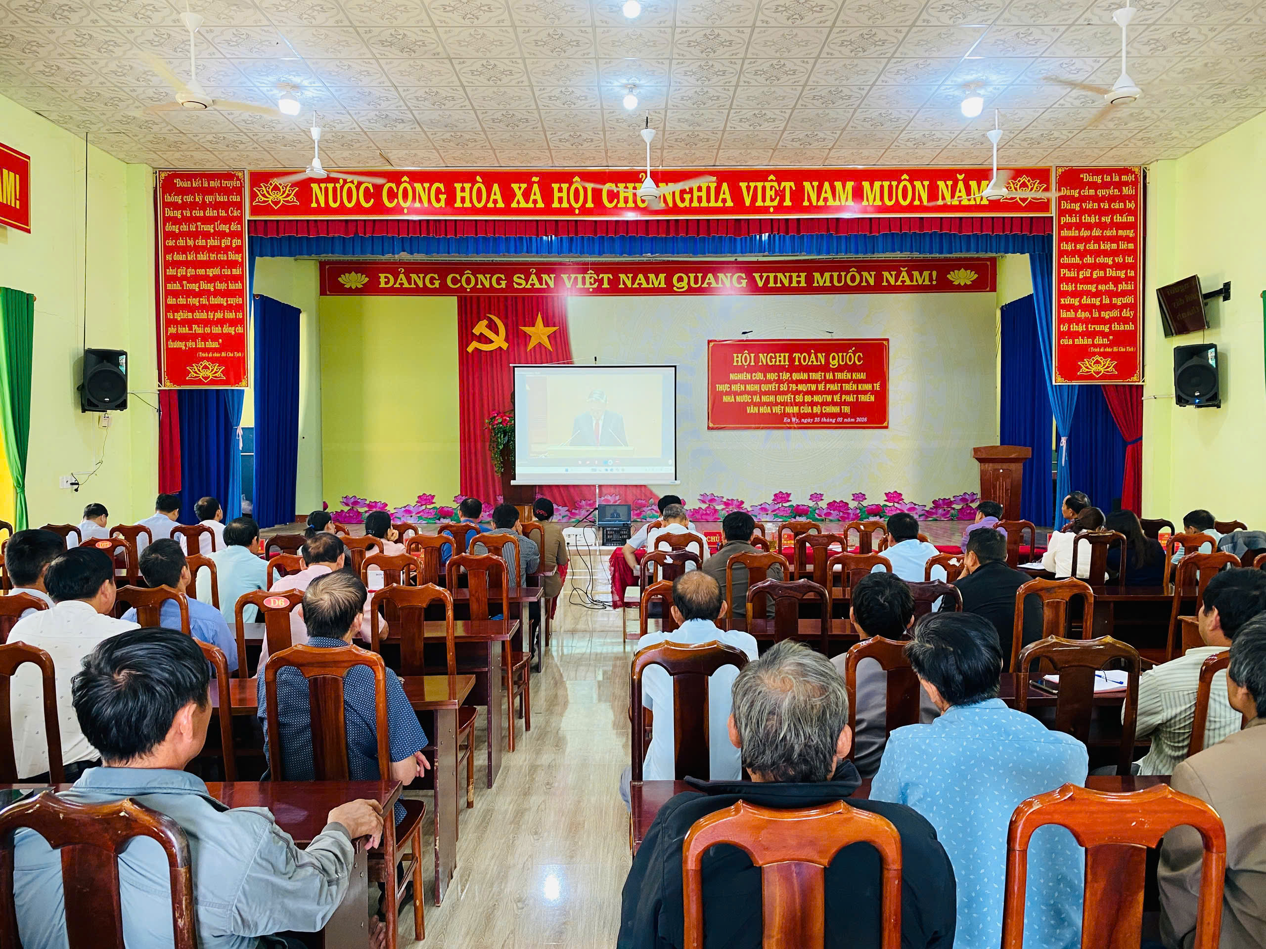 ĐẢNG ỦY XÃ EA WY TỔ CHỨC HỘI NGHỊ TRỰC TUYẾN QUÁN TRIỆT NGHỊ QUYẾT 79 VÀ 80 CỦA BỘ CHÍNH TRỊ