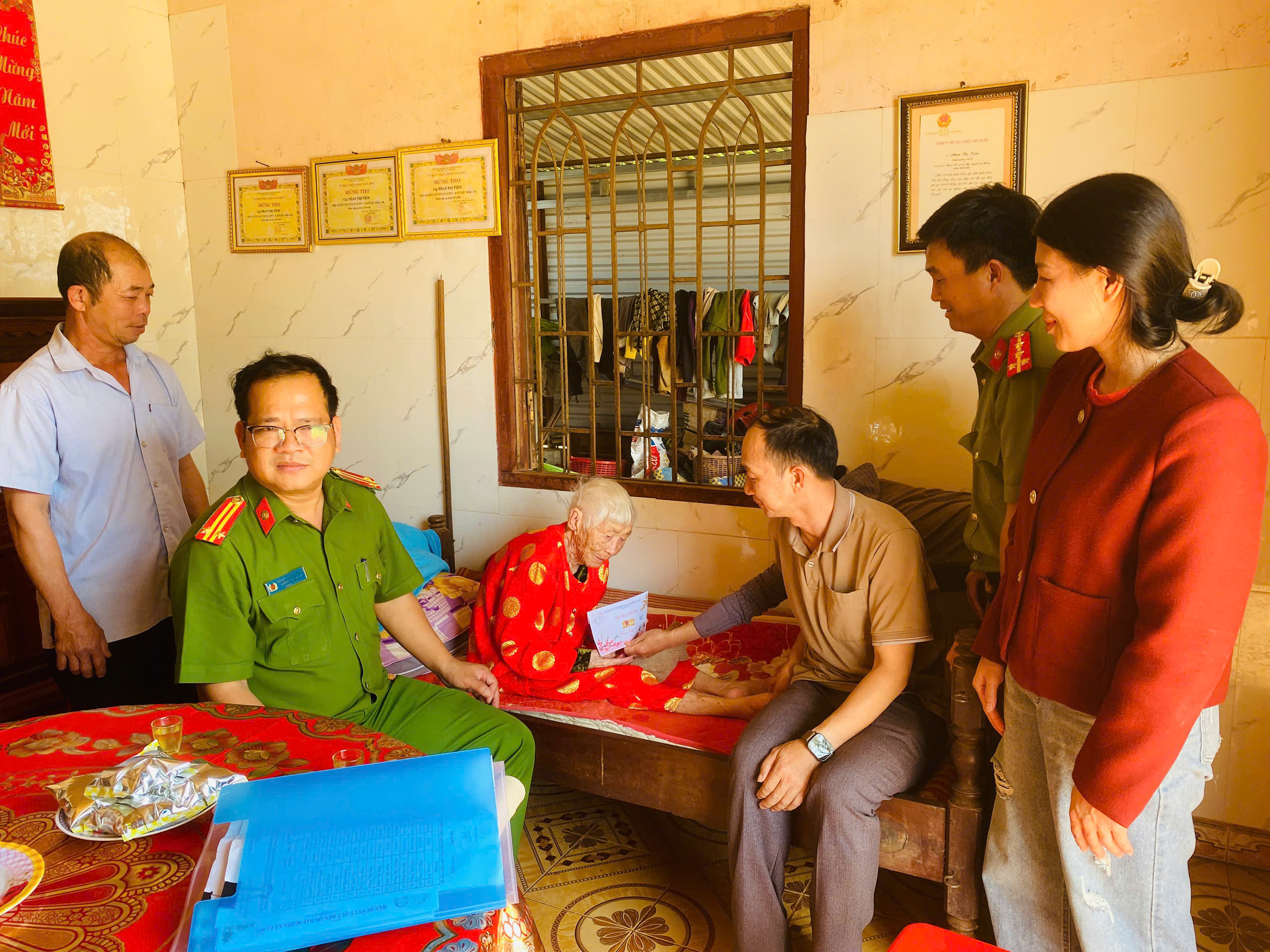 XÃ EA WY TỔ CHỨC THĂM HỎI, TẶNG QUÀ CÁC GIA ĐÌNH CHÍNH SÁCH NHÂN DỊP TẾT BÍNH NGỌ 2026