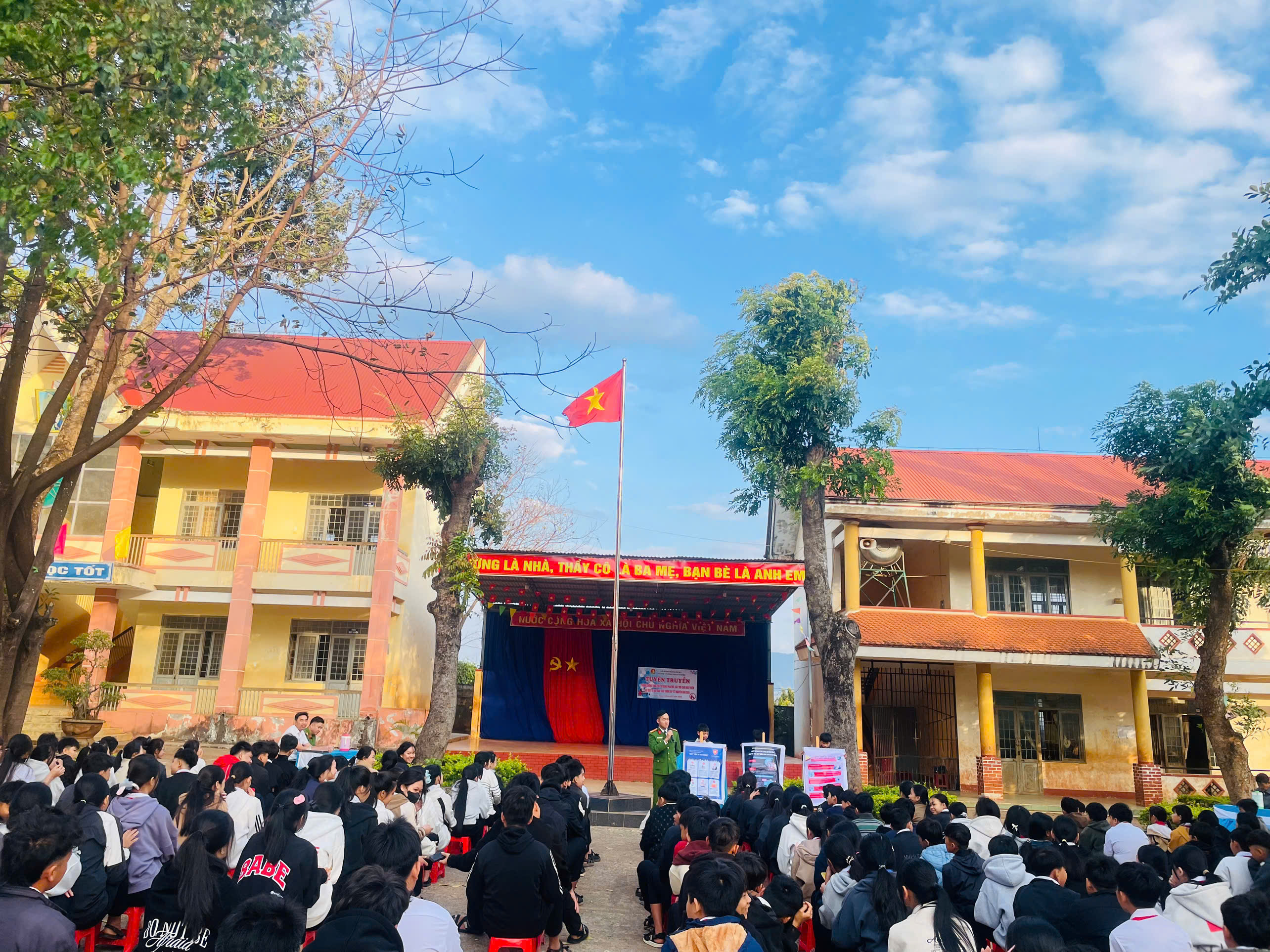 CÔNG AN XÃ EA WY TỔ CHỨC TUYÊN TRUYỀN, PHỔ BIẾN KIẾN THỨC PHÁP LUẬT CHO HỌC SINH TRƯỜNG THCS TÔ HIỆU