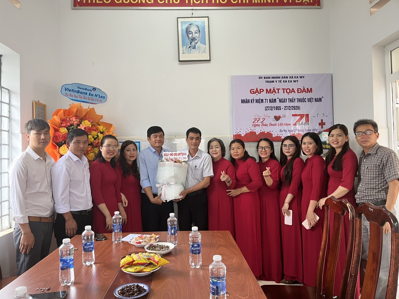 UBND xã Ea Wy tổ chức thăm hỏi và tặng quà Trạm Y tế xã nhân kỷ niệm 71 năm ngày Thầy thuốc Việt Nam