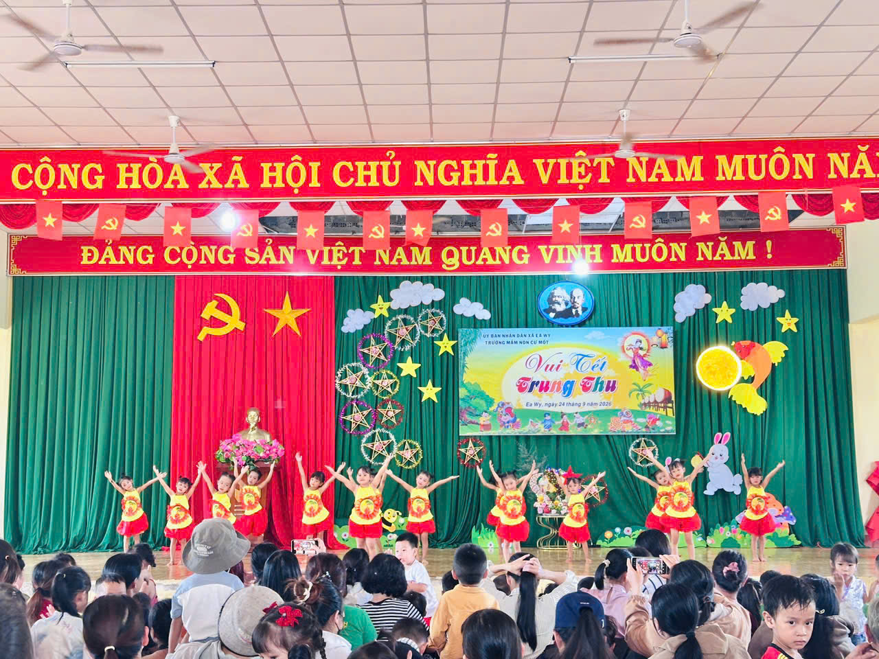 TRƯỜNG MẦM NON CƯ MỐT TỔ CHỨC VUI TẾT TRUNG THU NĂM 2026, LAN TỎA YÊU THƯƠNG ĐẾN TRẺ EM CÓ HOÀN CẢNH KHÓ KHĂN