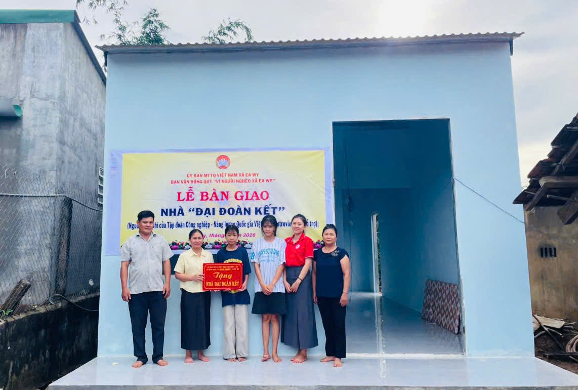 Bàn giao nhà đại đoàn kết cho hộ cận nghèo ở xã Ea Wy