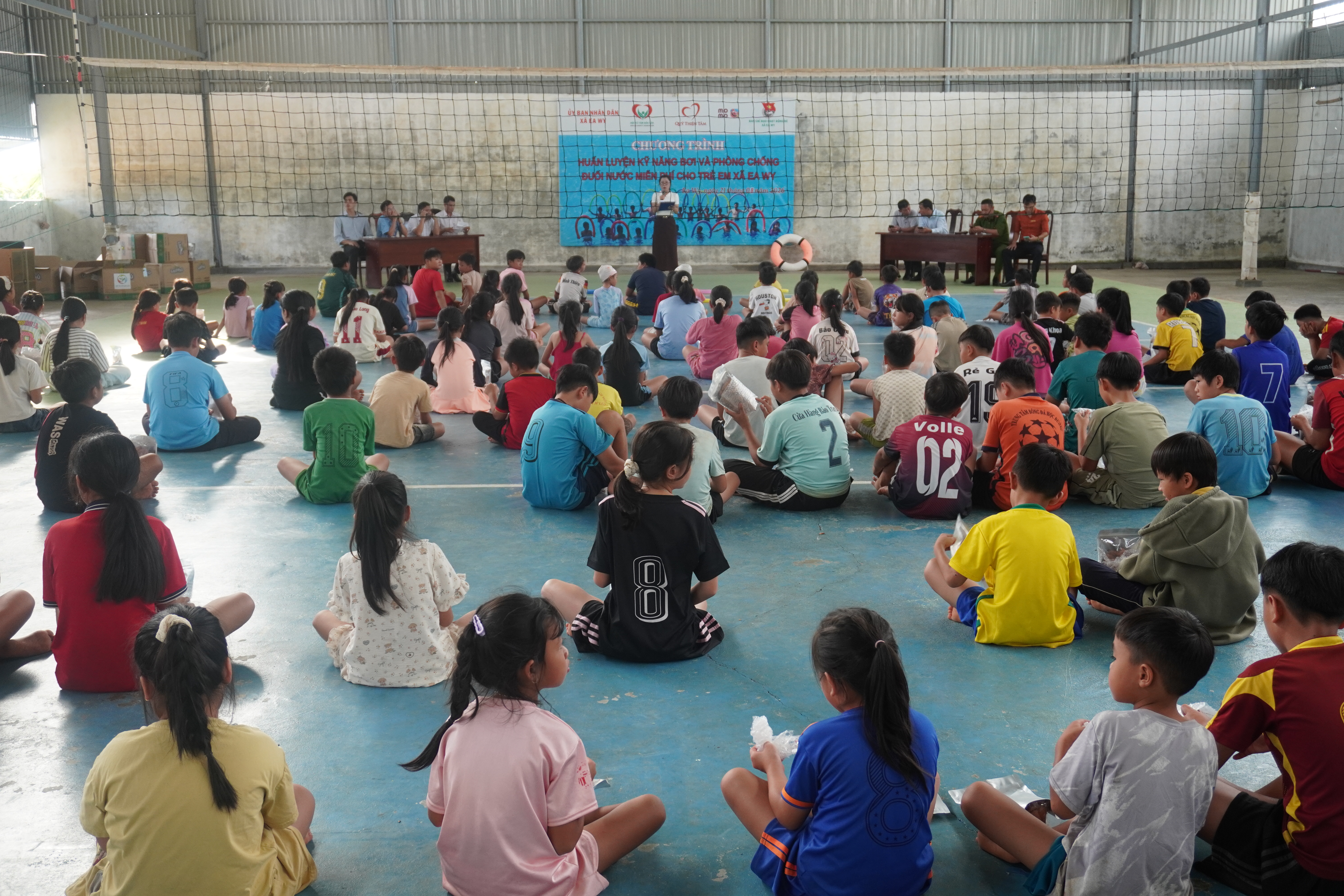 Bế giảng chương trình dạy bơi miễn phí và phòng, chống đuối nước cho trẻ em tại xã Ea Wy