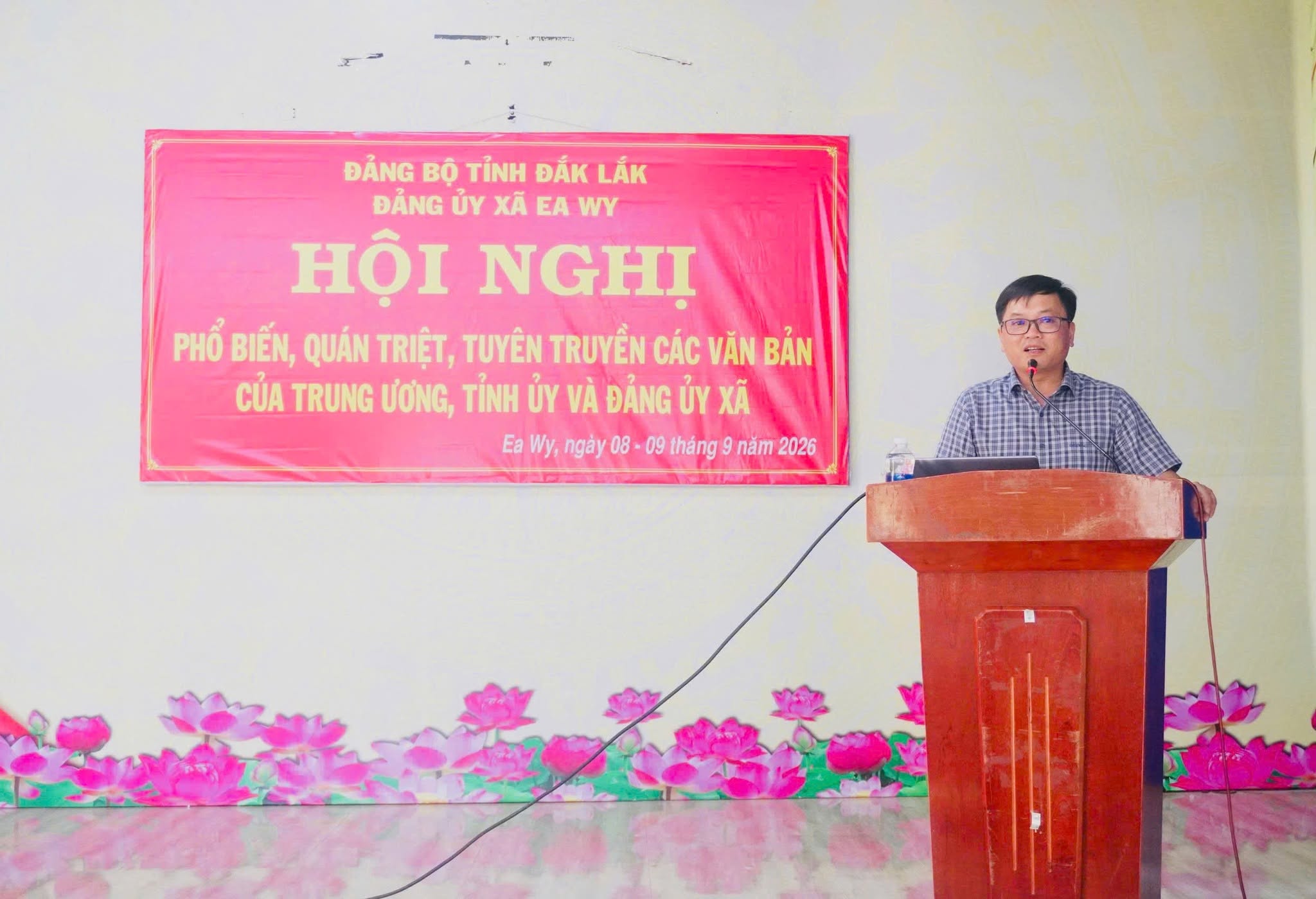 Cán bộ, đảng viên xã Ea Wy tích cực tham dự hội nghị quán triệt và tuyên truyền các văn bản của Trung ương, Tỉnh ủy và Đảng ủy xã