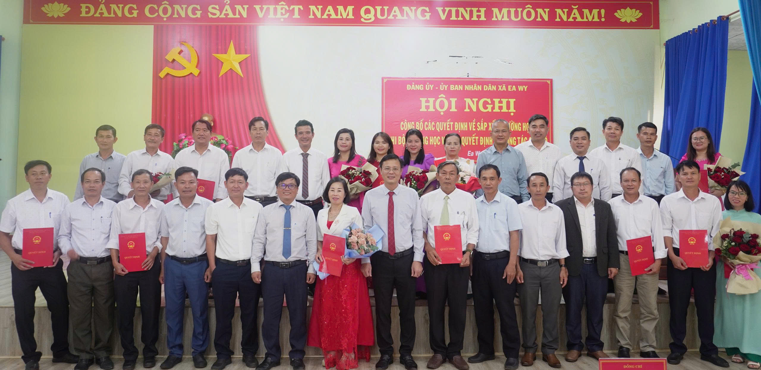 Hội nghị công bố các Quyết định về sắp xếp trường học, Chi bộ các trường học và các Quyết định về công tác cán bộ