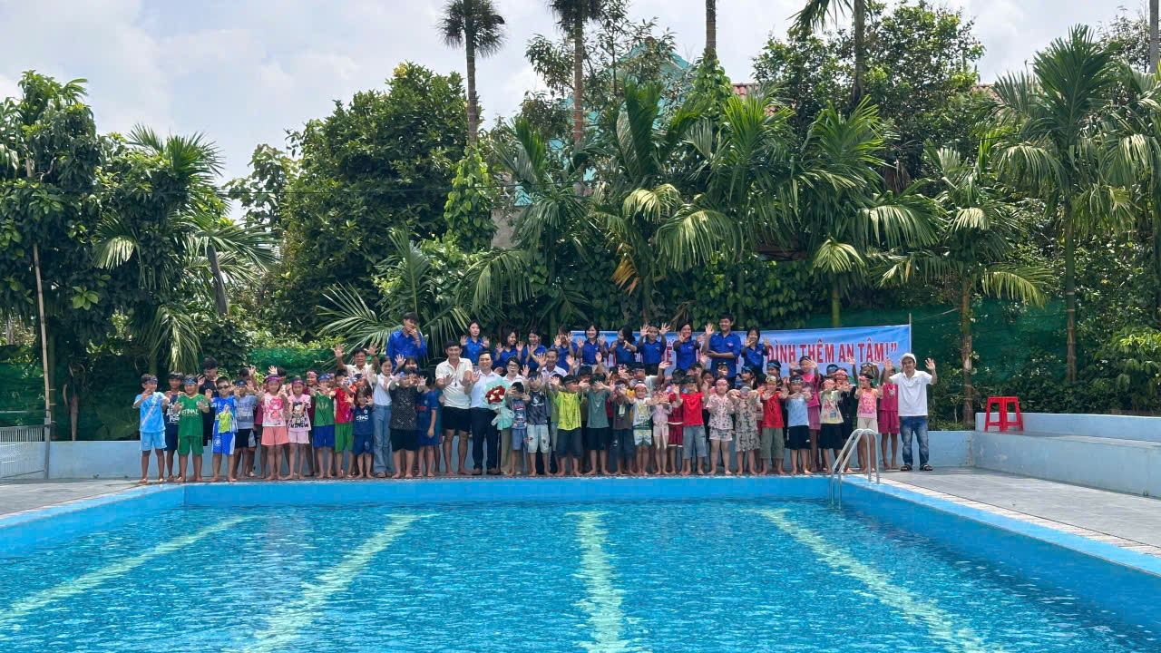 Bài: Phòng, chống đuối nước hiệu quả từ các lớp dạy bơi miễn phí trên địa bàn xã Ea Wy