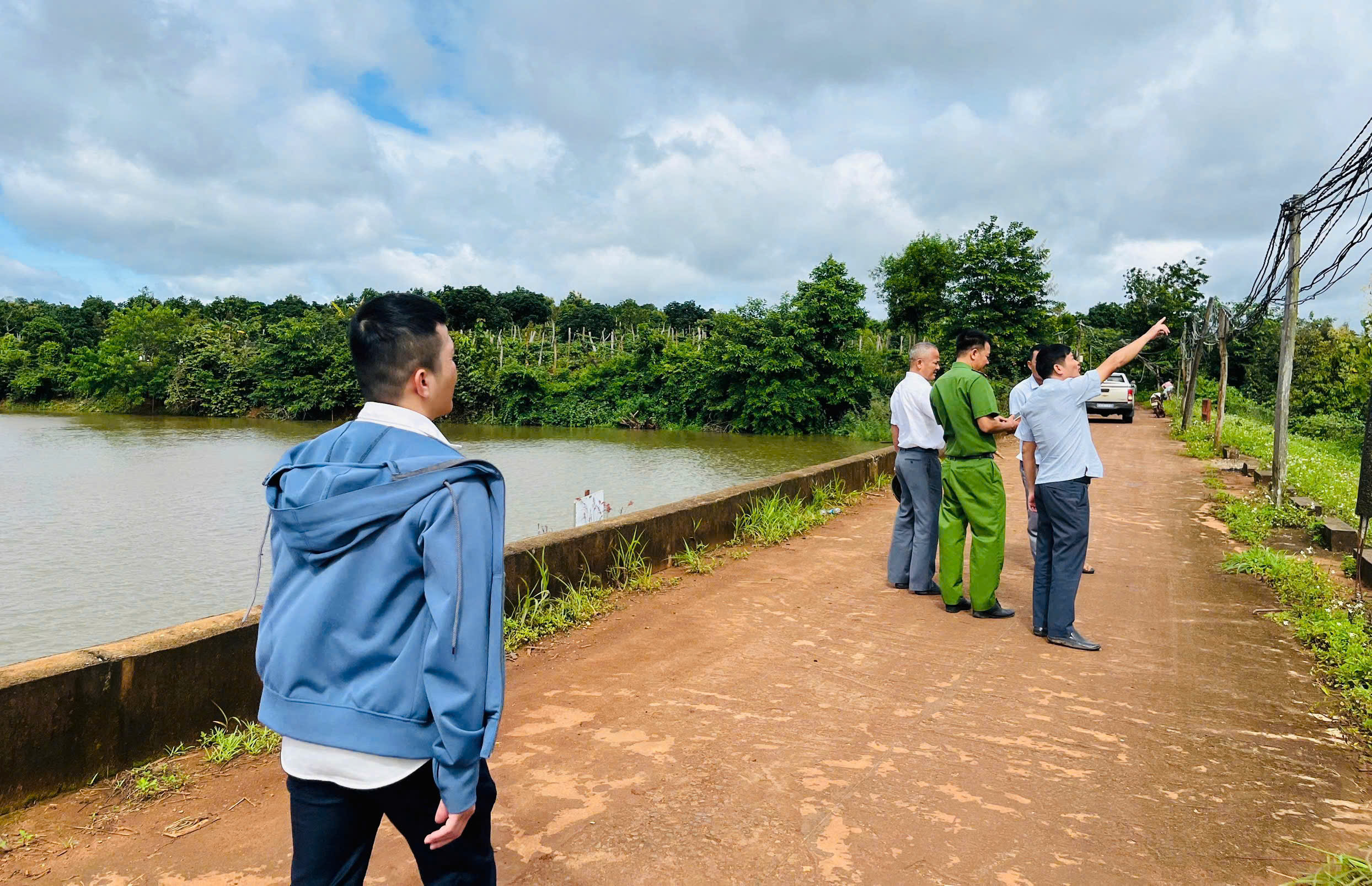 Lãnh đạo xã Ea Wy kiểm tra an toàn đập, hồ chứa thủy lợi và vùng hạ du trên địa bàn xã