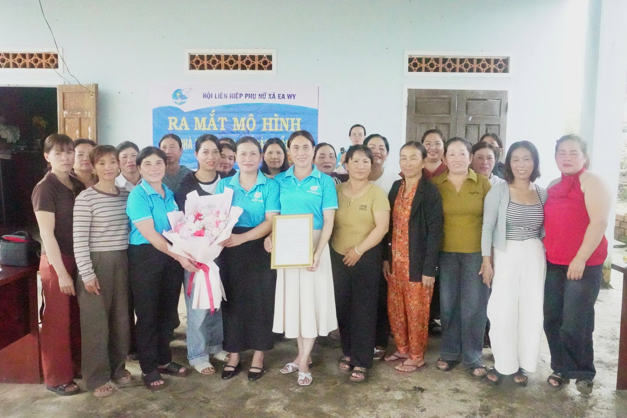Hội LHPN xã Ea Wy ra mắt mô hình “ngôi nhà xanh” – chung tay hạn chế rác thải nhựa