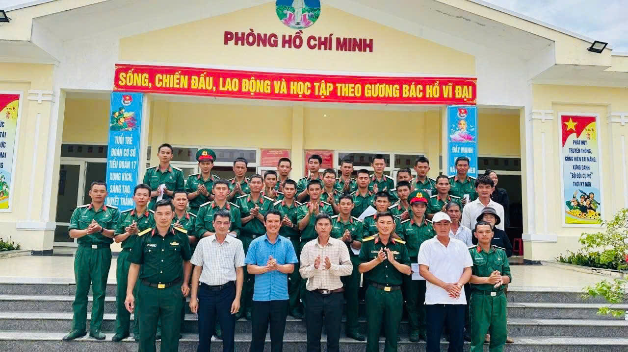Xã Ea Wy thành lập các Đoàn công tác kịp thời thăm, động viên chiến sĩ mới tại các đơn vị huấn luyện năm 2026