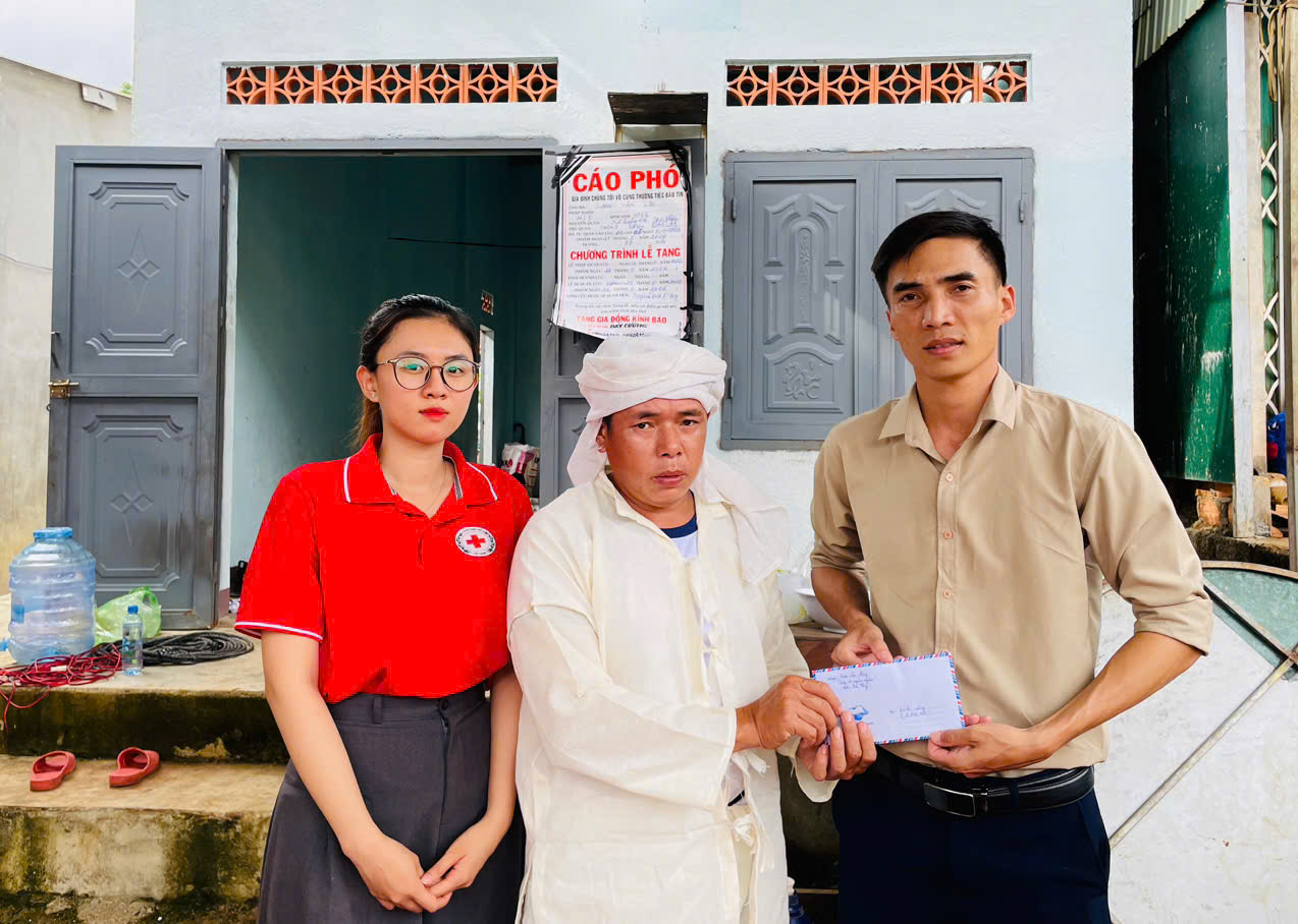 Ban Vận động Quỹ “vì người nghèo” xã Ea Wy đến thăm hỏi và hỗ trợ kinh phí mai táng cho một trường hợp hộ nghèo trên địa bàn xã