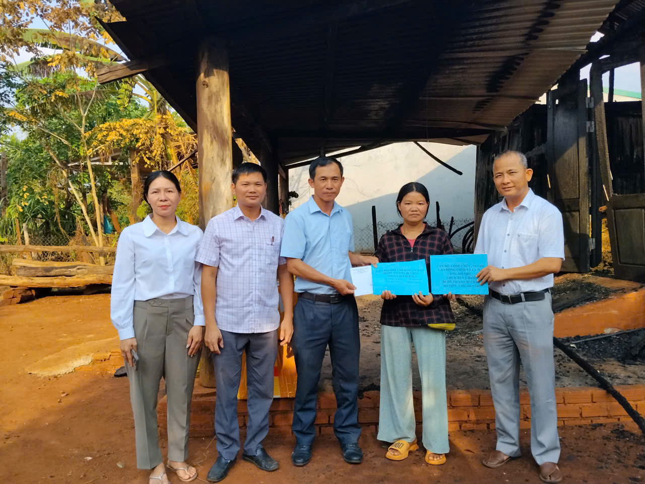 Cán bộ, công chức, người lao động UBND xã Ea Wy quyên góp ủng hộ gia đình bị hỏa hoạn tại Buôn Tơ Yoa