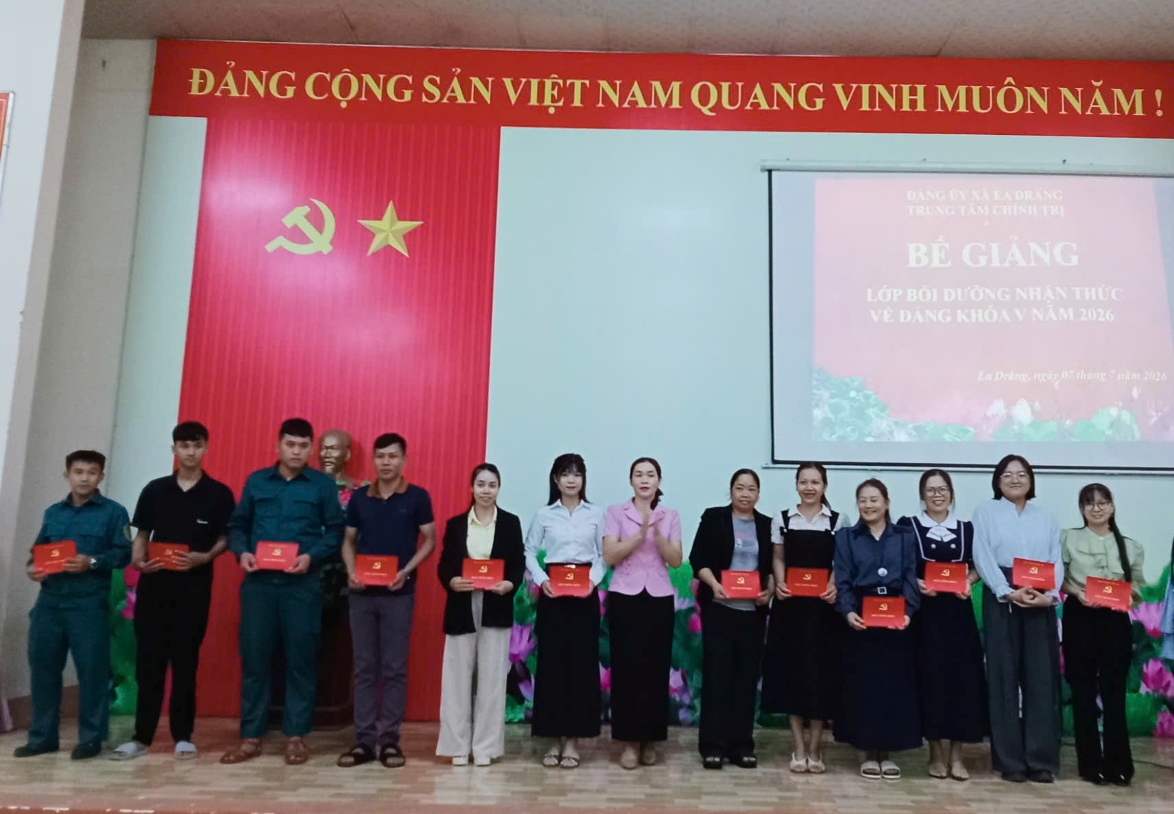 Xã Ea Wy: 21 quần chúng ưu tú được cấp giấy chứng nhận  Bồi dưỡng Nhận thức về Đảng khoá V năm 2026