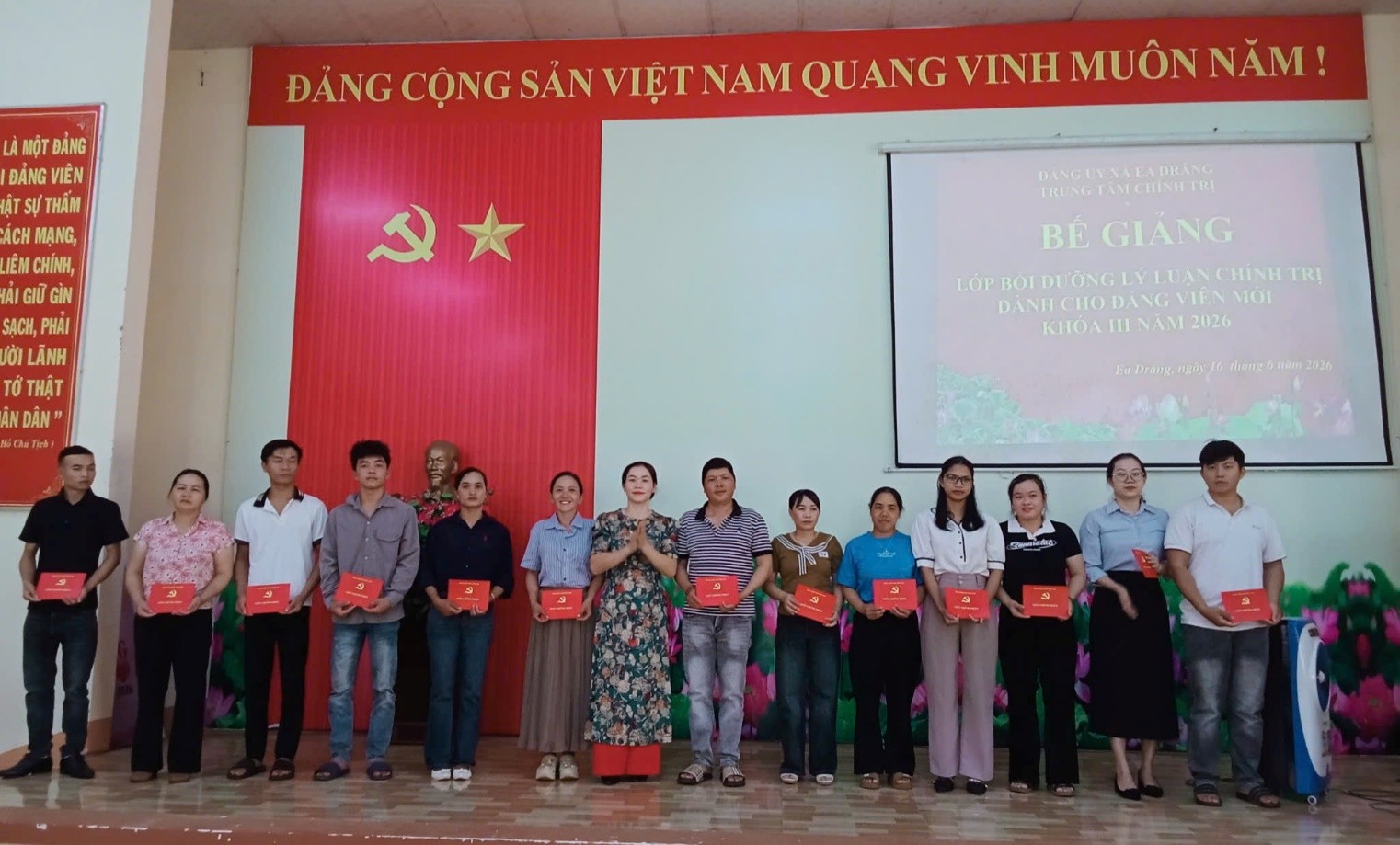 Xã Ea Wy: 17 Đảng viên dự bị được cấp giấy chứng nhận  Bồi dưỡng lý luận chính trị dành cho Đảng viên mới khóa III năm 2026
